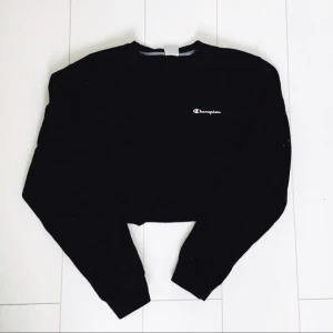  - 🔥 Croppad champion-sweater🔥 storlek L, jag har klippt den själv. Använd ett fåtal gånger, hur snygg som helst men den får för lite uppmärksamhet i min garderob. Köpare står för eventuell frakt.