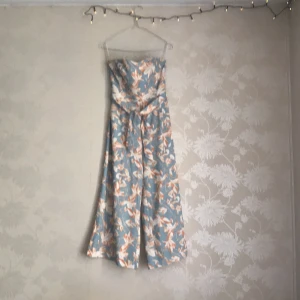  - Min underbara byxdress har blivit för liten så den får gå vidare till nästa person som kan älska den. Vida i benen, band i midjan och styvt material som gör att den sitter vackert över bysten. 