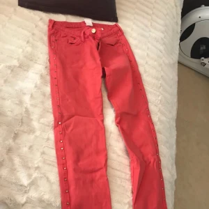  - HM jeans med gulddetaljer   