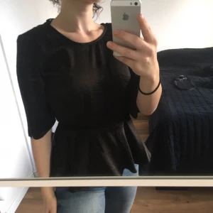  - Peplum topp i väldigt skönt material, känns som silke typ. Sällan använd, från bikbok. Man knyter toppen själv så att det blir en peplum topp typ haha (se bild tre). Köparen betalat frakt. 