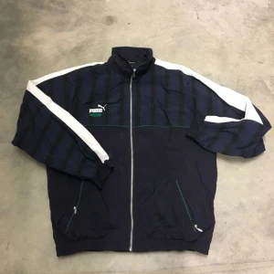  - Snyyyyyyygg vindjacka från Puma, 90s! I superfint skick! Inga skador eller fläckar! Går bra att använda som jacka inomhus som utomhus! Passa på att fynda denna klenod✨✨😀❤️  Eventuell frakt betalas av köparen😙😙✨❤️