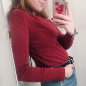  - JÄTTEsnygg turtleneck i vinrött!! Snygg under t-shirts också! 