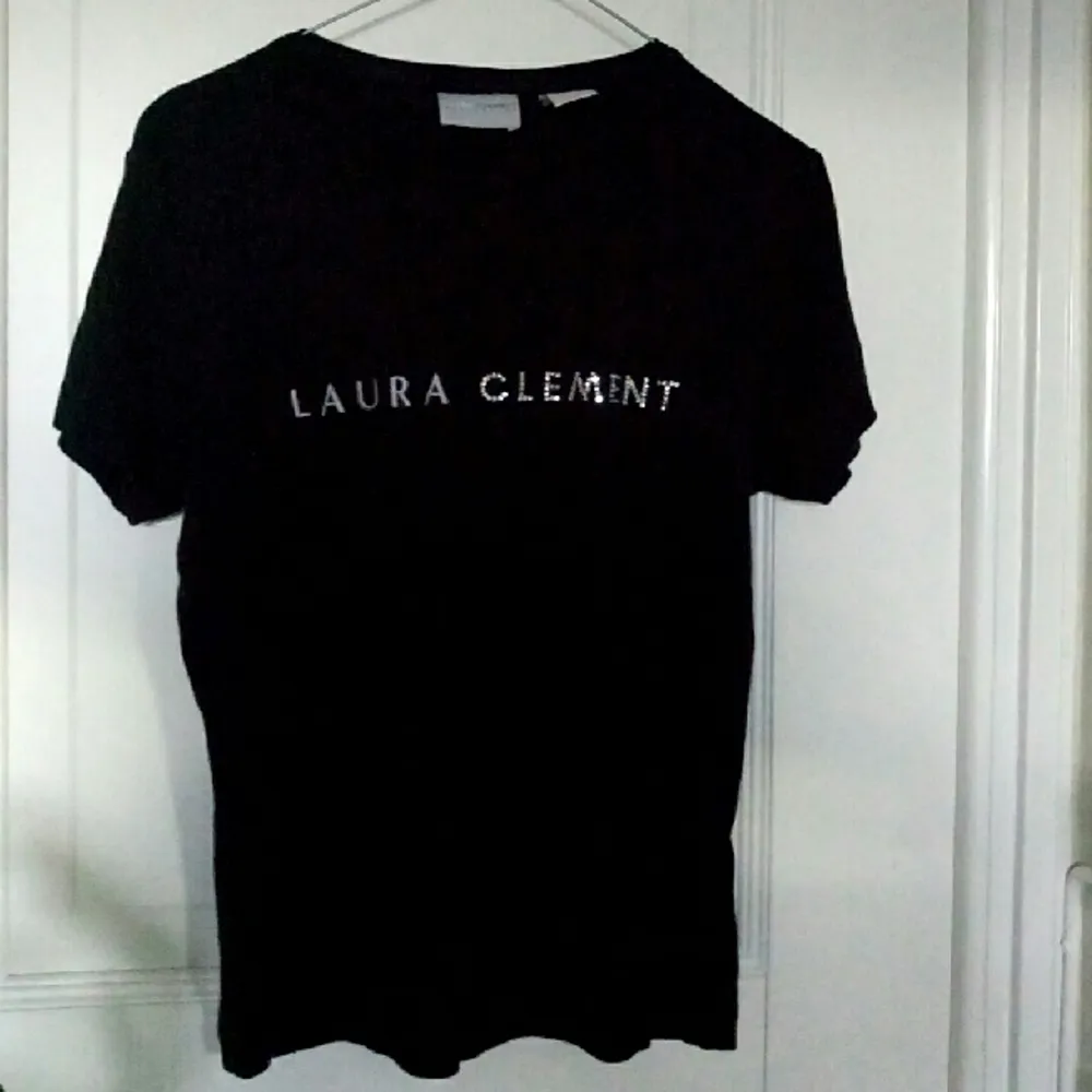 supersnygg svart tshirt. 'Laura' är broderat m vit/silvrig tråd och 'clement' i strass!. T-shirts.