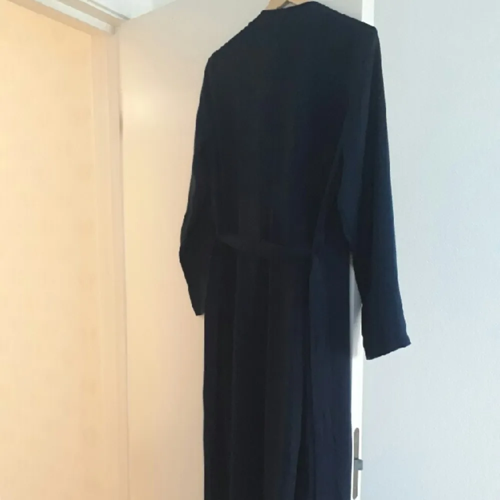 fin mörkblå trenchcoat, aldrig använd pga fel storlek. Nypris: 399 kr. Hämtas i Ystad eller Malmö ,annars betalar köparen frakten :). Jackor.