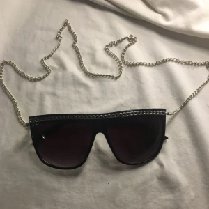  - Svarta solglasögon med silvrig kedja bra skick