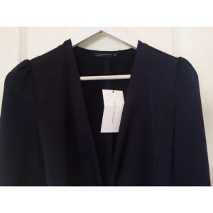  - Mörkblå blus från Zara med knyte i midjan, oanvänd 