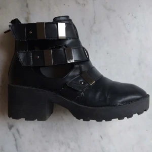  - Supernice, svarta, halvöppna kängor i läderimitation med traktorsula. Kan stylas upp eller ner beroende på tillfälle, ser snyggt ut till såväl cut-off jeans som kostymbyxor. Skulle även kunna passa en strlk 41, då jag tycker de är lite stora i storleken. Jag har dock 39-40 och tycker dessa funkar bra. Smärre slitage! Möts gärna upp i Göteborg, annars tillkommer frakt. Har swish! 