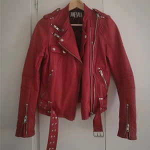 Jofama by Kenza skinnjacka - Mycket snygg skinnjacka i märket Jofama by Kenza. Nypris ligger på 3999:- på Nelly där den är köpt för ca 2 år sedan. Skickar fler bilder vid intresse. 