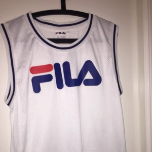  - Snygg ”basket tröja” från Fila, i nyskick!