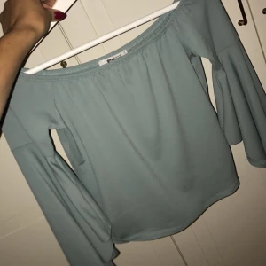  - Ljusgrön off - shoulder tröja med flare armar, endast använd en gång
