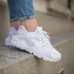  - Nike air huaraches, vita. Använt 5-6 ggr. Sjukt snygga! Små i storlek. Köpta för 1200