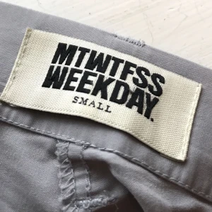  - 🔹 Snygga kostymbyxor från Weekday 🔹  • Oversized, sitter på höften • Passar nog även M beroende på hur man vill att de ska sitta • Mjukt material, så sköna • Säljs då de tyvärr inte kommer till användning • Frakt är inräknat i priset