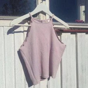  - Helt ny & oanvänd ljuslila croptop från h&m i strl S :-)