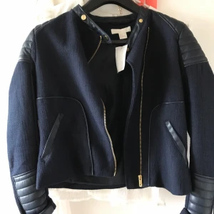  - Fin helt ny jacka med skinn detaljer!
