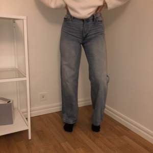 Väldigt fina monki jeans och har använd dem en del, är ett litet hål på bakfickan som inte syns och hålet var där när jag köpte dem. säljer dem då jag tycker dem är för små för mig över rumpan men väldigt bra i längden (jag är 164cm lång). Köparen står för frakten:)