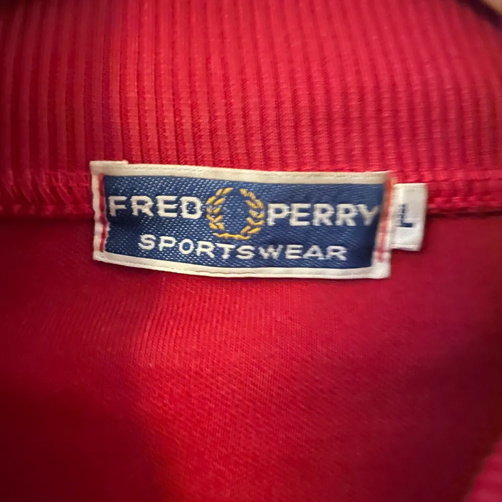 Fred Perry Tröja som jag knappt använt. Utmärkt för träning utomhus! Topp skick.. Hoodies.