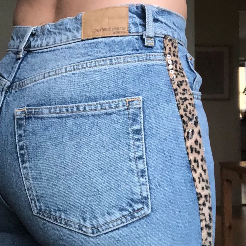 Säljer dessa superfina jeansen från GinaTricot! Sparsamt använda! ✨🤍. Jeans & Byxor.