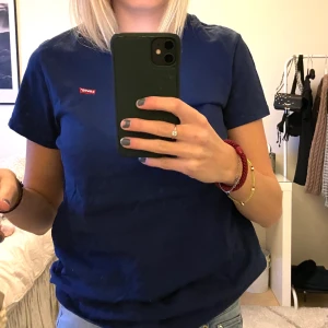 Levis t-shirt  - T-shitt från levis. Anväd x antal gånger men mycket fint skick!!! Storlek S