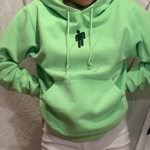 Billie Eilish Merch - Neongrön (färgen syns inte bra på Bild) från Billie Eilish merch. Äkta!!! Är lite nopprig men annars perfekt skick!🥰