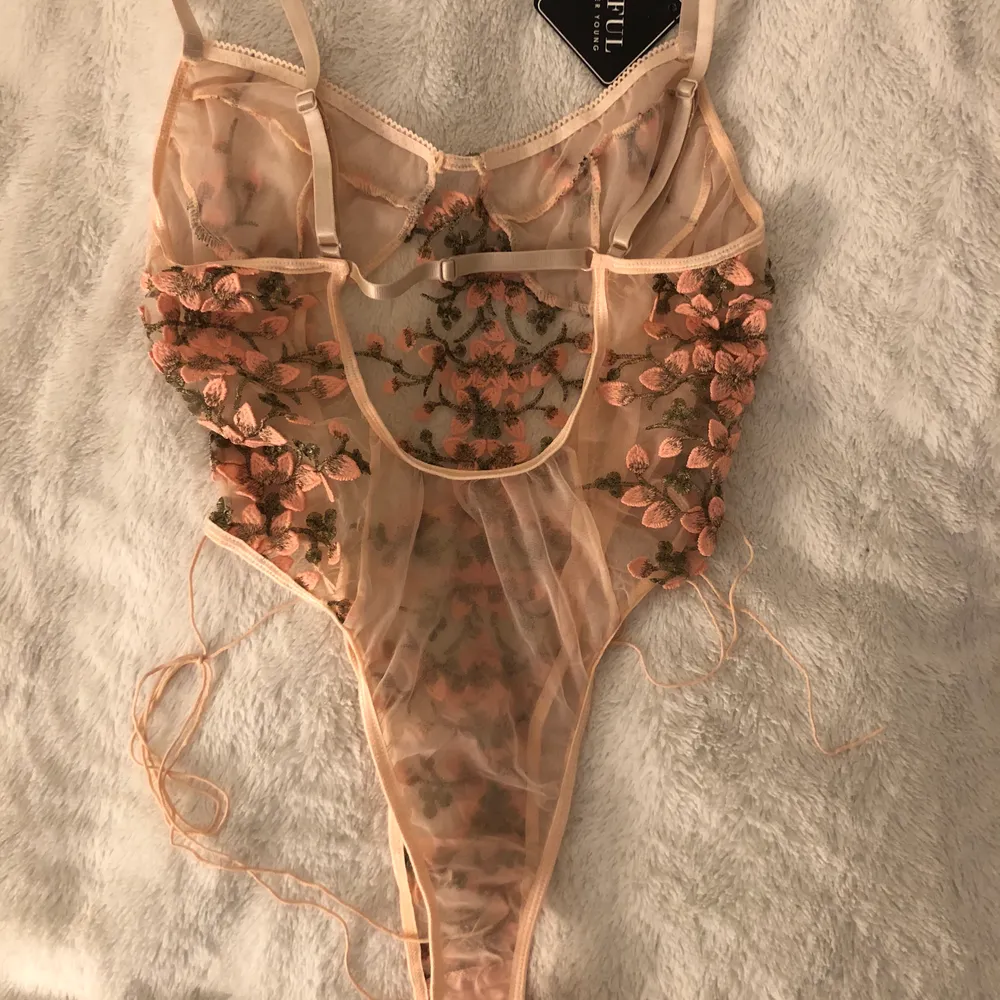 Selling this new body, i dont find use 🌸 the size is quite universal if you dont have huge boobs! High cut on the sides, thong type.. Toppar.
