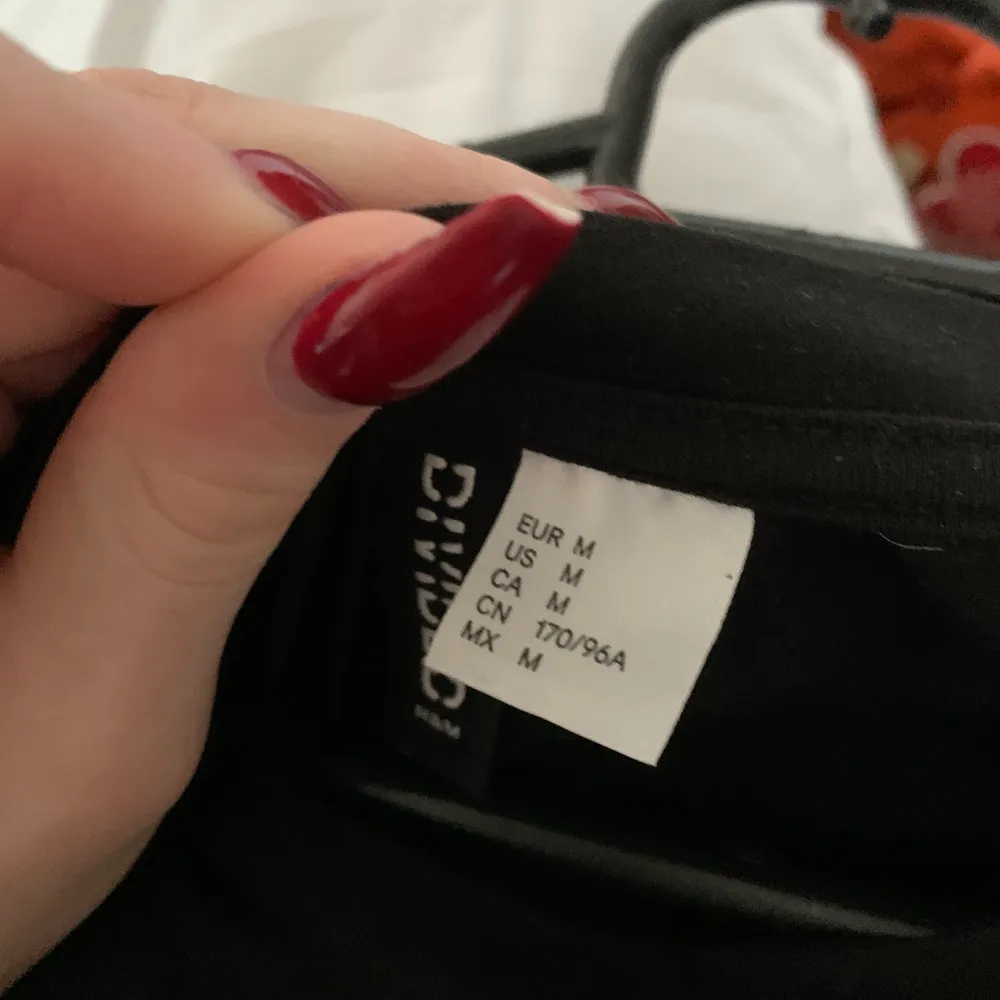 En svart tröja från H&M med snygg text på, Strl M. Skriv vid frågor/fler bilder:)  köpare står för fraktkostnad♥️. Tröjor & Koftor.