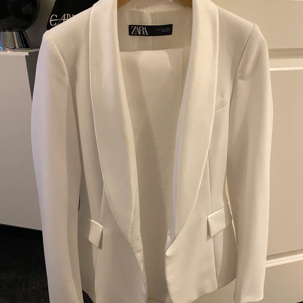 Vita kostymbyxor , från Zara i storlek S. Väldigt bra skick, använd bara en gång. Sitter väldigt fint och elegant. Tillhörande kavaj är såld. 🤍 (frakt tillkommer 66kr) . Jeans & Byxor.