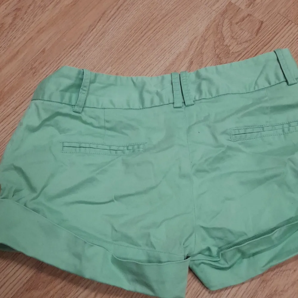 Shorts lime gröna. Har både knapp och dragkedja. Strl 32 fina. Andvända 2 gg och är i väldigt bra skick. Shorts.