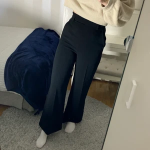 Högmidjade raka kostymbyxor - Snygga svarta kostymbyxor med rak modell från H&M i storlek 36 💜💫 Köparen står för frakten eller så kan jag mötas i Gävle🤗📍Pris 95 kr exklusive frakt