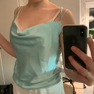 Silkes linne - Superfint silkes linne med cool rygg som aldrig använts (prislapp finns kvar)🦋 Hör gärna av dig för fler bilder (bild 2 & 3 är lånade). Buda i kommentarerna, budgivningen startar på 40kr🌸💕❣️ Köparen står för frakten!