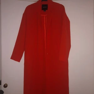 Röd kappa  - Från monki storlek xs men funkar som s också. Super snygg och ser ut som ny 