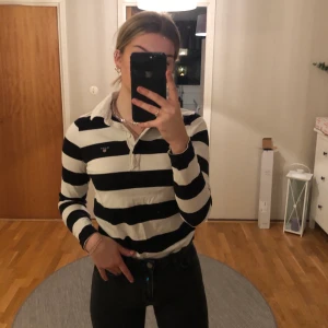 Långämad piké  - Långärmad randig piké från Gant. Knappt använd och är i mycket bra skick. Frakt ingår i priset.