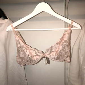 Bralettes  - Tänkte kolla intresset på dessa begagnande bh:ar. Det är vanliga bh:ar som jag själv klippt ut vadderingen ur så att de blivit bralettes! Super gulliga!! Säljer då de tyvärr är för stora för mig! 80kr/st och köparen betalar för frakt (beroende på hur hen vill ha varan skickad. Storlekarna på bh-arna är 80C (ljusrosa) och 80D (rosa), men skulle säga att de sitter likadant. 