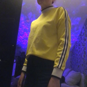 Collage tröja  - Säljer denna collage tröja som egentligen är en tränings tröja, men jag har använt den som en vanlig collage tröja. Säljer pga den inte kommit till användning. Den har en liten polo krage som kan vara lite svår att få på, men passar runt halsen om man har storlek XS/S. (Kontakta för fler bilder eller om ni är intresserade💖)❤️ OBS köparen står för frakten