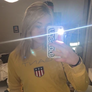 Gul gant sweatshirt - Tröjan är i jätte bra skick använd 2 gånger. Storlek S passar 13-15 år, och den är bra när det är kallt ute. Köpt på kidsbrandstore.