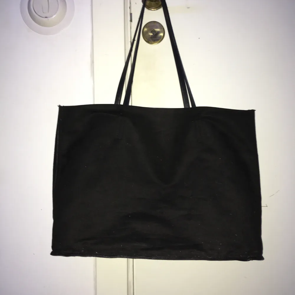 Väska med free edge, kan vändas ut och in och användas på både ena sidan i mockaimitation och andra i skinnimitation!💯. Väskor.