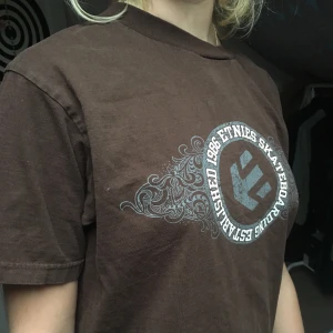 T-shirt med tryck - Brund t-shirt med coolt skate tryck på fram och baksida i fint skick. Kan skicka fler bilder