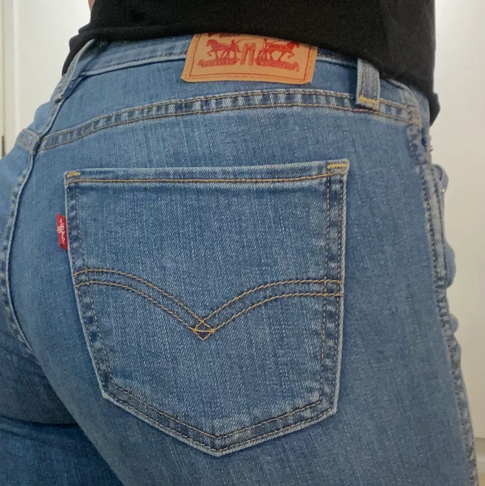 Säljer dessa Levi’s jeans i storlek 26 då de tyvärr är förkorta på mig... Jeansens söm går in lite på benet, skriv privat till mig om ni vill ha fler bilder! Köptes i USA men säljs nu för 120kr! Skicket är som nytt!. Jeans & Byxor.