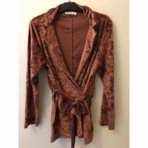 Kavaj NA-KD - Sammetskavaj från NAKD, mjuk,  skön och stretchig. En varm mörk rosa-brun färg 
