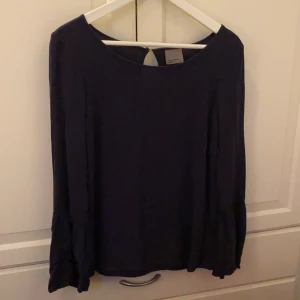Blus från Vero Moda  - Blus med vida armar, använd få gånger 