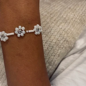 Pärlarmband med blommor, stretchig - Handgjort armband med blommor på! 