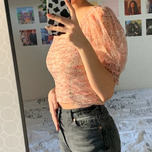 Gullig topp  - Jätte fin topp köpte på hm men tyvärr så var den lite för stor bara blivit använd en gång. Köpt i somras. Frakt tillkommer på 44kr 