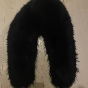 Fin svart päls  - Fin svart pälskrage - nästan aldrig använd 