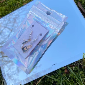 Snygga örhängen - Snygga örhängen med en sko och en perfym flaska