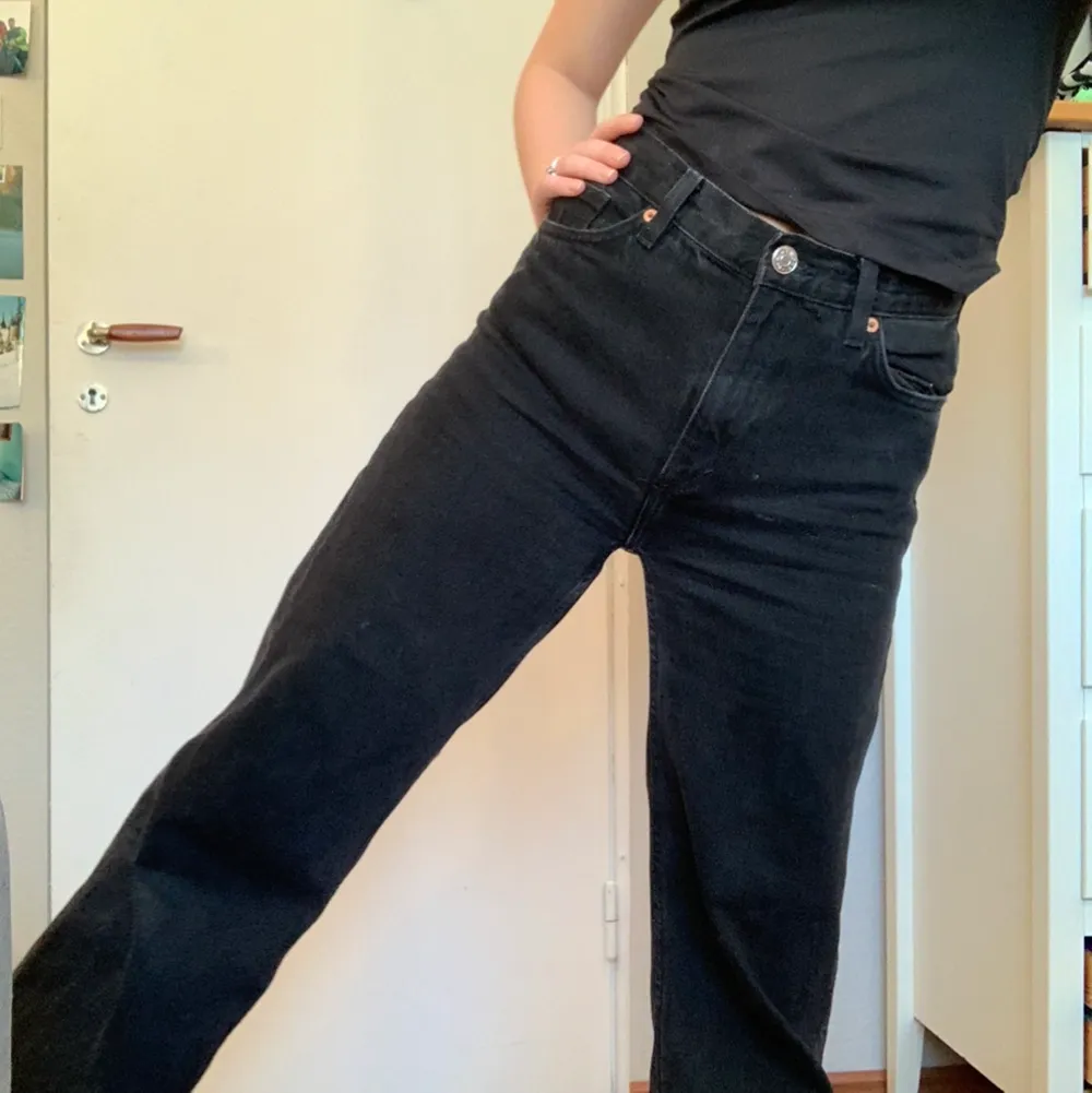 Svarta jätte fina jeans från Monki. Jätte fint skick men används inte längre tyvärr. Det är modellen Yoko som är raka och lite utsvängda. Slutdatum för budande 7/2. Jeans & Byxor.