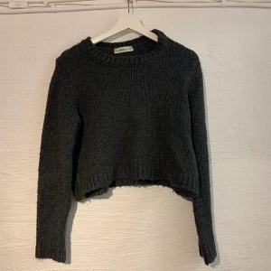 Stickad tröja från zara - En stickad tröja från zara. Lite croppad. Knappt använd. 216 kr med frakt inräknat ❤️
