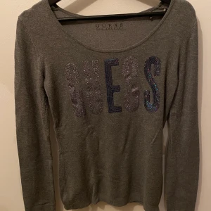 guess tröja i s - en tunnare tröja med text av glitter