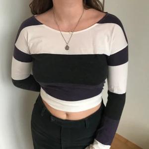 Långärmad croptop - Långärmad mag tröja som är randig. Använts en del men är ändå i bra skick. Står XS men passar lätt S och nog M (dock blir den lite tight)