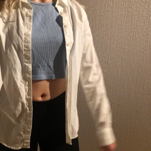 Vit skjorta från HM - Jättefin basic vit skjorta i storlek 34 (modellen är storlek S) skjortan är använd 1 gång. Vid budgivning höjs priset minst med 20kr. Skriv privat för fler bilder eller vid frågor❤️ (priset exklusive frakten)