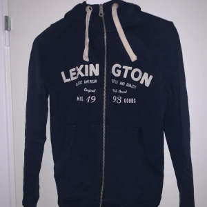 Lexington luvtröja  - En luvtröja från lexington i fint skick