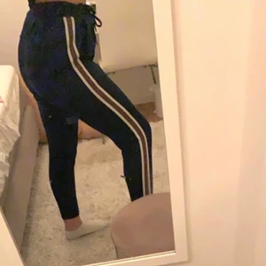 Ett par kostym byxor i mjukis - Fina kostymbyxor i skönt material ,syns nästan ej i ljuset men är i mörkblå färg .För stora för mig .💕